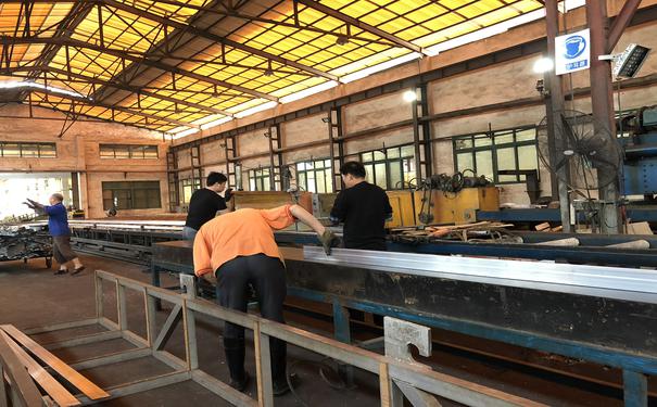 正在檢測鋁型材 正在檢測鋁型材